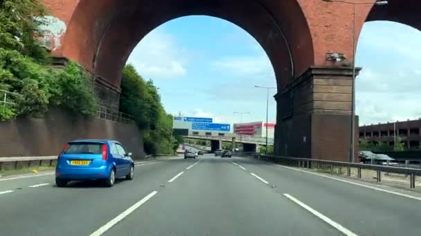 Jadąc Autostradą M60 Stockport Greater Manchester Pod Czerwoną Cegłą Łukowaty — Wideo stockowe