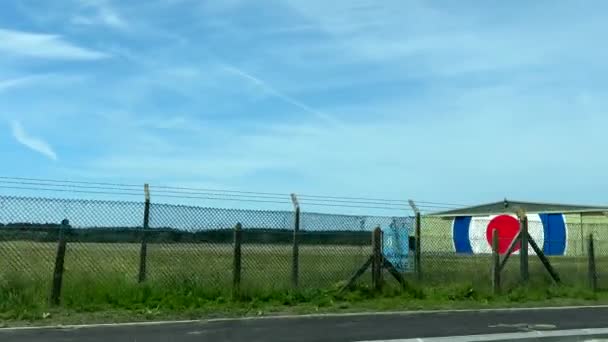 英国空軍 Raf飛行場 有線フェンスの後ろのいくつかの建物 車側の窓の景色を運転 — ストック動画