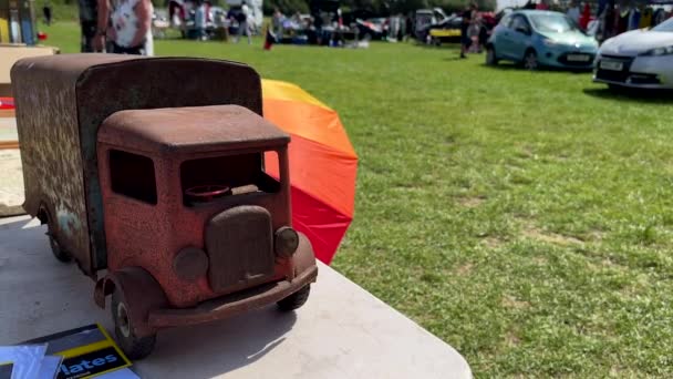 Κοντινό Πλάνο Ενός Παλιού Σκουριασμένου Φορτηγού Παιχνιδιών Εποχής Στο Παζάρι — Αρχείο Βίντεο