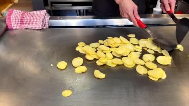厨师玩薯片 像在网格板或热板上玩杂耍 展示他的技巧 消除劣质片 — 图库视频影像
