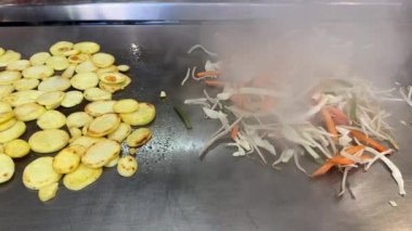 El kamerasıyla. Izgara tabağında ya da elektrikli ocakta yemek pişirmek, iki paslanmaz çelik spatula ya da döner kullanarak doğranmış sebzeleri karıştırmak,.