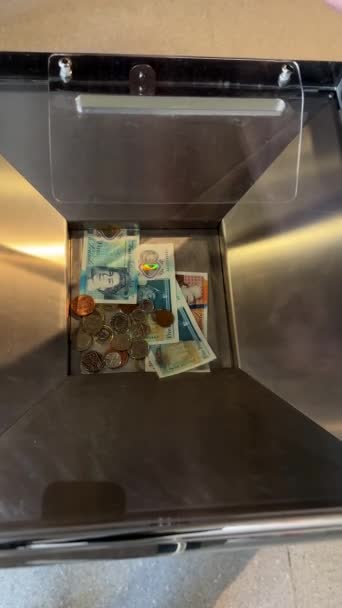 Вертикальний Кишеньковий Крупним Планом Знімок Руки Скидає Монети Пенні Центи — стокове відео
