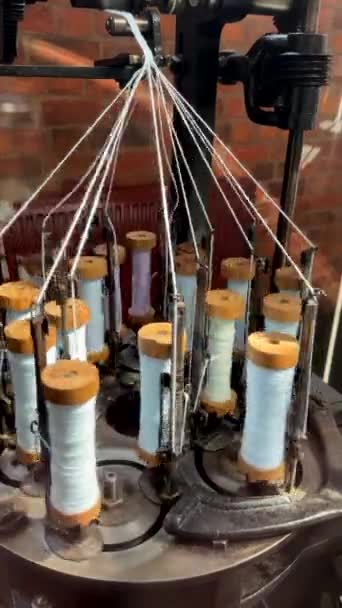 Dikey Video Eski Tarz Örme Makinesinin Çalıştığını Makaraların Döndüğünü Gösteriyor — Stok video