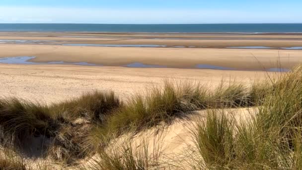 Широкий Порожній Пляж Північному Заході Англії Підвищений Вид Трав Янистих — стокове відео