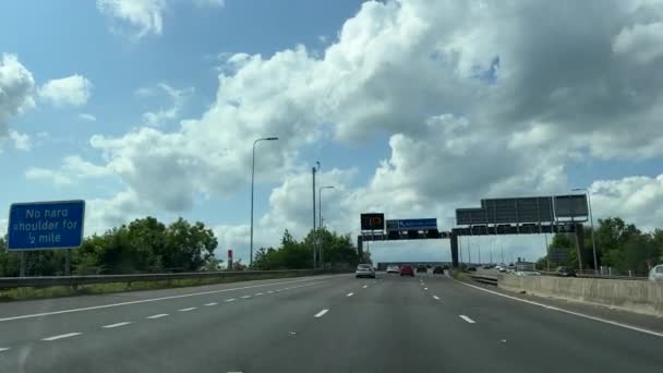 แมนเชสเตอร งกฤษ สหราชอาณาจ 0528 2023 มมองกระจกหน ารถข นไปย ดของถนนวงแหวนของเม M60 — วีดีโอสต็อก