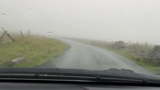 Nebezpečná Jízda Špatné Viditelné Podmínky Dešti Mlze Kopcích Cumbria Severozápadní — Stock video