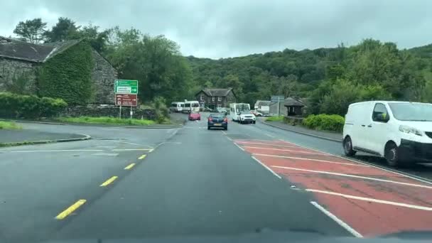 브리지의 아름다운 Cumbrian 마을에서 경고등으로 카라반 주택을 운반하는 — 비디오
