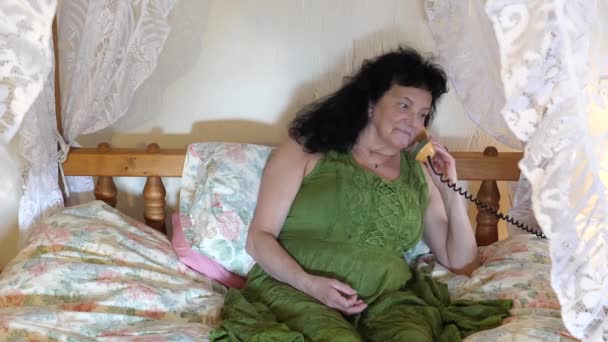 Χέρι Δίνει Σταθερό Τηλέφωνο Δέκτη Ακουστικό Μακριά Μαλλιά Ευτυχισμένη Γυναίκα — Αρχείο Βίντεο