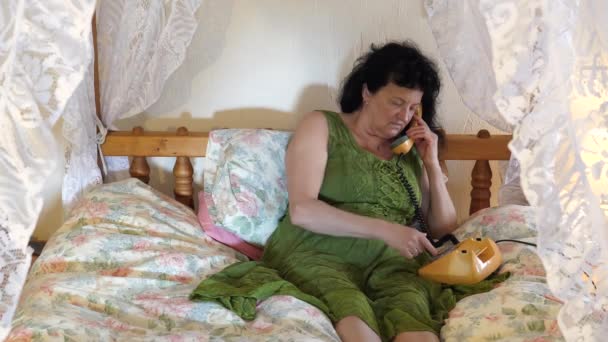 Nešťastná Žena Telefonovat Staré Rotační Vytáčení Telefon Sedí Baldachýnu Postel — Stock video