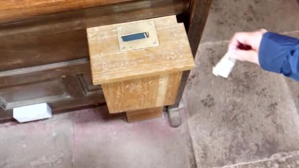 Hilfe Für Kirche Spende Hand Legt Pfund Schein Spendenbox Aus — Stockvideo