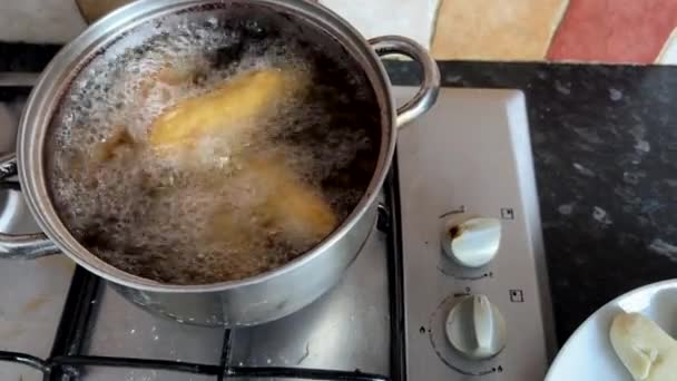 Daging Mentah Dan Kue Gulung Yang Digoreng Dalam Panci Dapur — Stok Video
