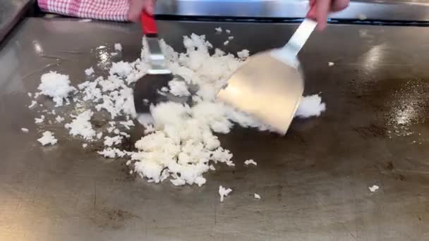 Zbliżenie Strzał Rąk Szefa Kuchni Łopatkami Jajko Smażony Ryż Talerzu — Wideo stockowe