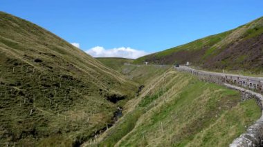 Güneşli bir yaz gününde İngiltere 'nin Peak District Ulusal Parkı' ndaki Yılan Geçidi kavşağında el kamerasıyla çekilmiş güzel bir el kamerası görüntüsü..