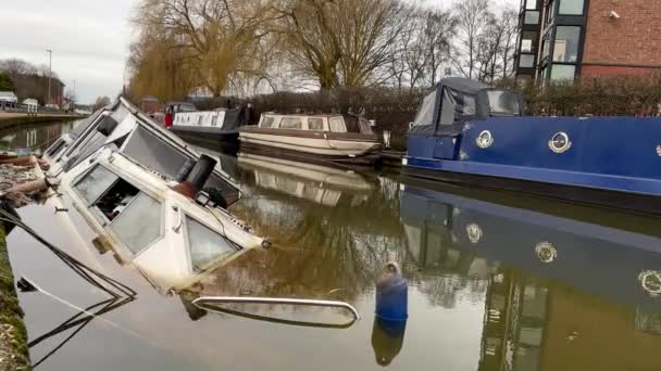 Barca Affondata Sdraiata Sul Letto Del Canale Nella Città Salford — Video Stock