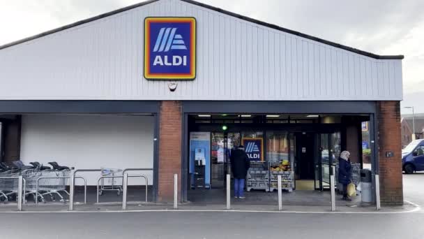 Front View Aldi Supermarket Chain Store Eccles Salford North West — Stock Video