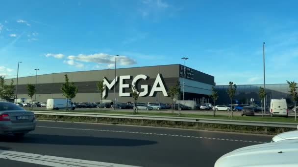 車の乗客 リトアニアのカウナス市郊外にある巨大なショッピングモールメガを過ぎて高速道路を走行するサイドウィンドウビュー — ストック動画
