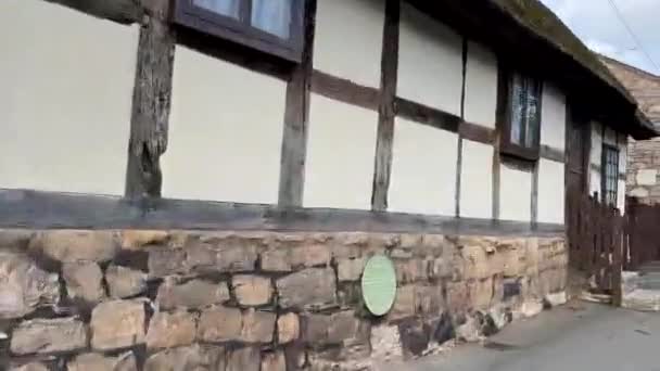 ウェールズのタウンストリートの高速移動旅客サイドウィンドウを介した古い家屋テラスビュー — ストック動画