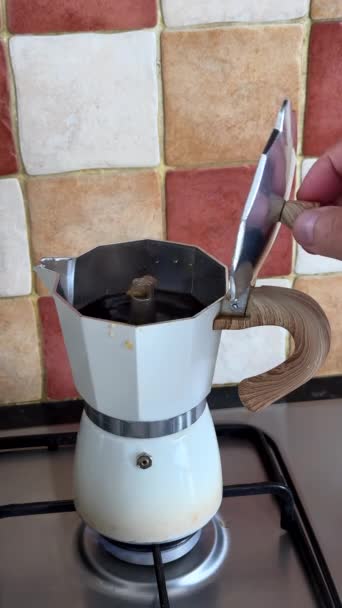 Fazendo Café Panela Moka Branca Fogão Gás Cozinha Doméstica Mão — Vídeo de Stock