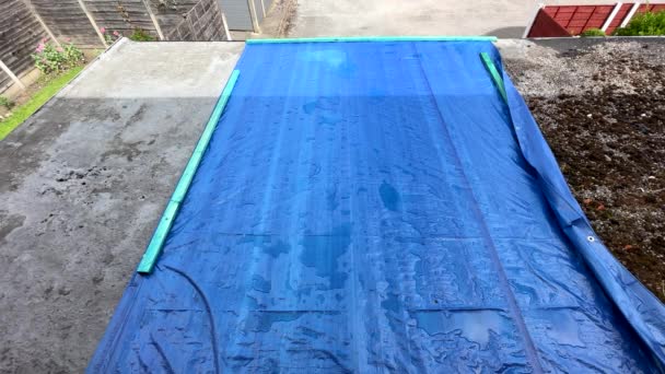 Folha Plástico Azul Temporária Cobrindo Parte Vazante Telhado Plano Andar — Vídeo de Stock