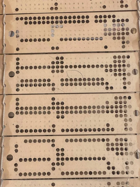 Eski çalışan Jacquard endüstriyel dokuma tezgahındaki delikli kartları kapat.