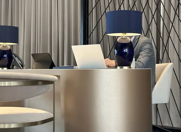 Mann Anzug Arbeitet Mit Laptop Tisch Lounge Rezeption Lobby Halle Stockbild