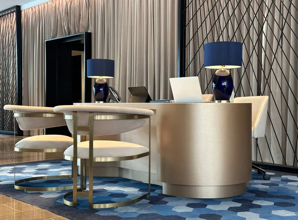 Modern Asztal Laptoppal Lámpákkal Két Kerek Székkel Recepción Előcsarnokban Előcsarnokban Stock Fotó