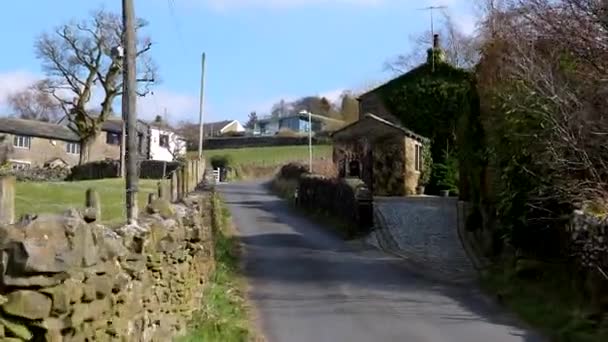 ペインズ ランカシャー イギリス イギリスのバーンリーの町の上の村の石の壁に囲まれた狭いカントリーレーンを運転 — ストック動画