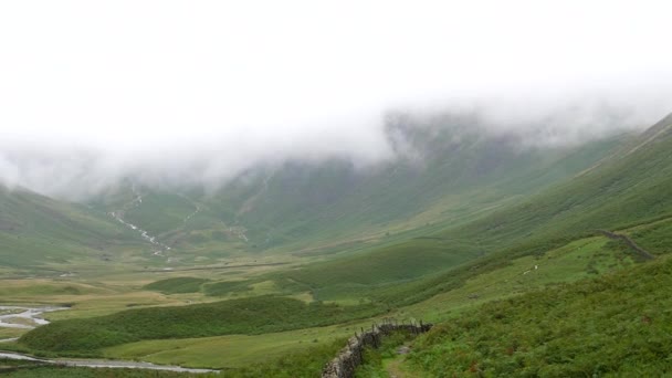 Panning Shot Mosedale Beck Stream Misty Mountain Valley Low Cloud — Stock video