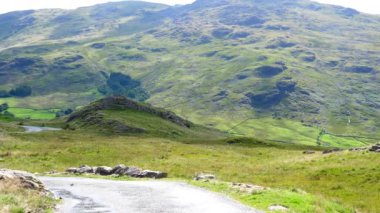 Cumbrian Dağları 'ndaki Duddon Vadisi' ne doğru dar virajlı dağ yolu Hardknott Geçidi, Hard Knott Geçidi görüş açısı..