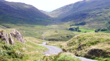 Hardknott Geçidi 'nden güzel Duddon Vadisi' ne bakıyorum. Lake District Ulusal Parkı dağları, statik çekim..