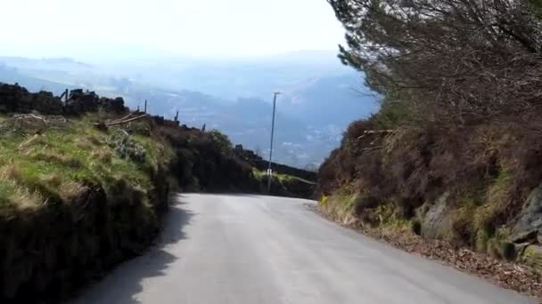 在英国西约克郡Calderdale的Todmorden镇沿着陡峭的山下开车 — 图库视频影像