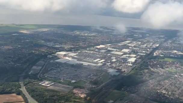 飛行機の窓 リバプール空港から離陸する際のポートホールビュー 下に見られる都市部は 道路A561とA562の間の工業地帯で 2つのマンチェスター鉄道線の間に続いています — ストック動画