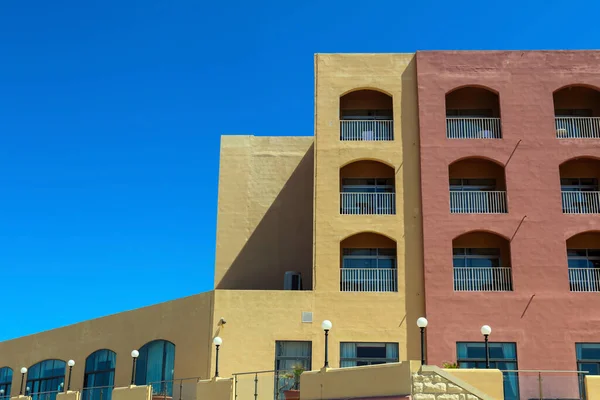 Colorido Complejo Vacacional Bloque Apartamentos Vívido Edificio Amarillo Rojo Rubor Imágenes de stock libres de derechos