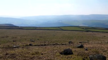 Güney Pennines bozkırı. Batı Yorkshire, Kuzey Batı İngiltere 'deki Bride Stone Moor' dan Calderdale Vadisi 'nin görüntüsü..