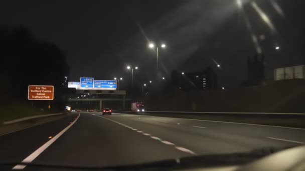 Bulanık Araba Gösterge Paneli Cam Manzarası Salford Ngiltere Geceleyin M602 — Stok video