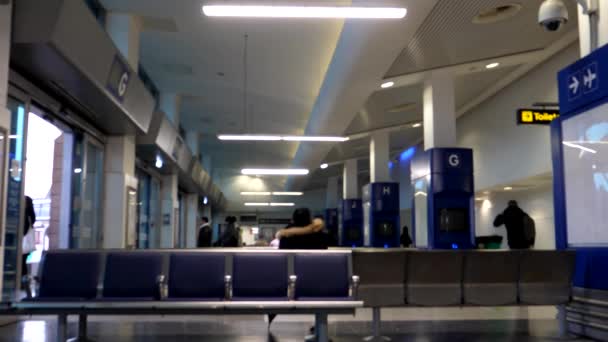 Vue Floue Déconcentrée Des Personnes Assises Debout Attendant Intérieur Gare — Video