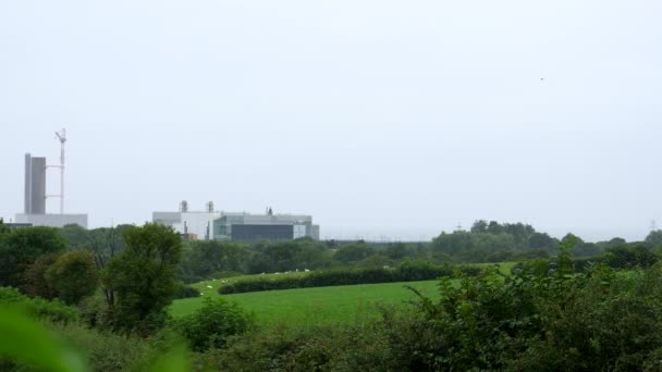 Cerrado Sellafield Central Nuclear Tiro Panorámico Lluvia Verano — Vídeos de Stock