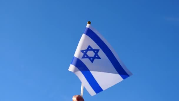 Zblízka Pohled Jednu Ruku Držící Mávající Izraelskou Národní Vlajkou Proti — Stock video