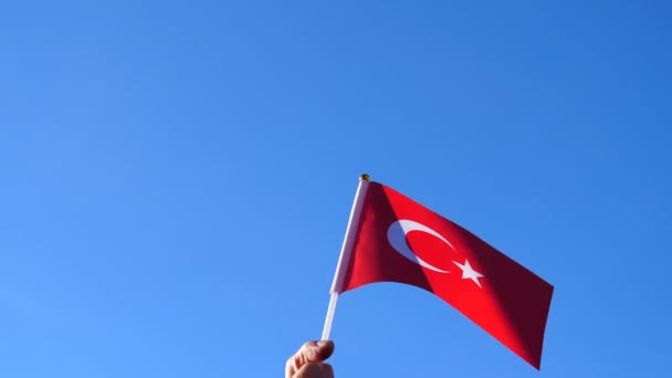 土耳其国旗或Trkiye手挽手在蓝天上的近景 — 图库视频影像
