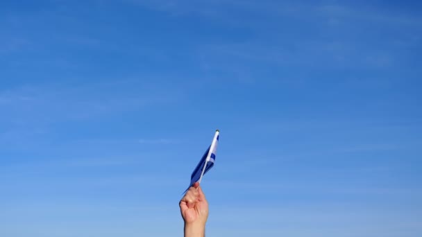 Main Tenant Agitant Drapeau National Israël Sur Fond Ciel Bleu — Video