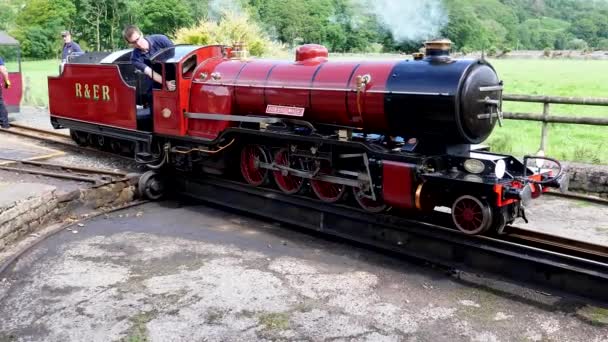 在狭窄轨距铁路线的尽头 蒸汽机车或火车头驶向转盘 — 图库视频影像