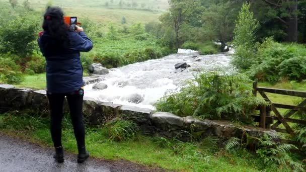 Mujer Pie Puente Piedra Sobre Río Montaña Corriente Tomar Fotos — Vídeo de stock