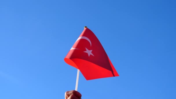 Vista Cerca Mano Ondeando Bandera Nacional Turquía Contra Cielo Azul — Vídeo de stock