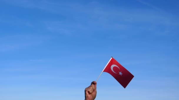 Mano Sventolando Piccola Bandiera Nazionale Della Turchia Contro Cielo Blu — Video Stock
