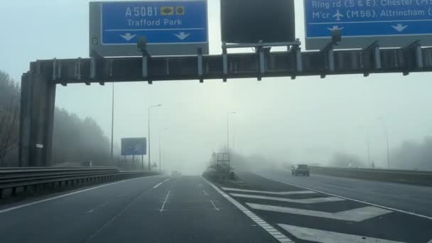 Coche Conducción Niebla Invierno Vista Del Parabrisas Helada Saliendo Autopista — Vídeos de Stock