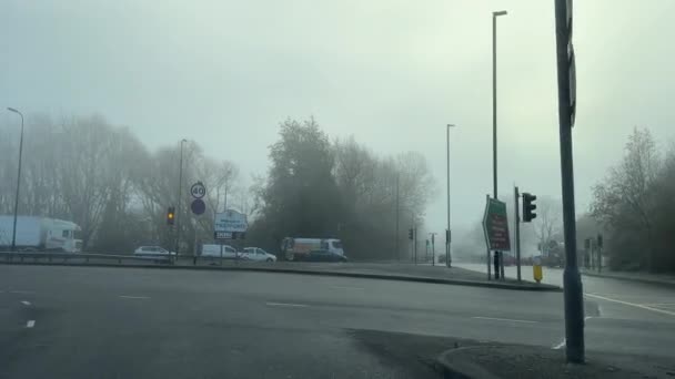 Punto Vista Del Coche Conduciendo Niebla Invernal Través Semáforos Entrando — Vídeos de Stock