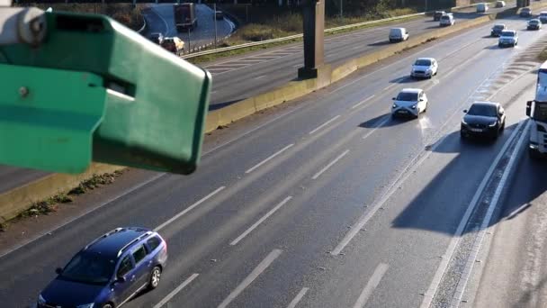 Nahaufnahme Einer Grünen Kamera Die Die Autobahn Und Den Verkehrsfluss — Stockvideo