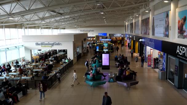 联合王国 在利物浦机场候机室等候航班的乘客 有高程的 也有高角度的 — 图库视频影像