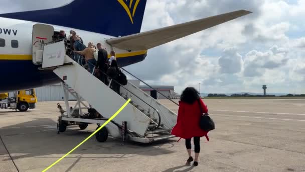 Människor Köar Ombordstigning Trappor Bakre Eller Bakre Dörren Till Ryanair — Stockvideo