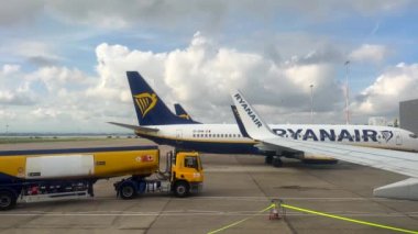 LIVERPOOL, ENGLAND, İngiltere - 09.15.2023: Tanker Ryanair uçakları için yakıt getirdi, insanlar Liverpool John Lennon havaalanında bir uçaktan indi.